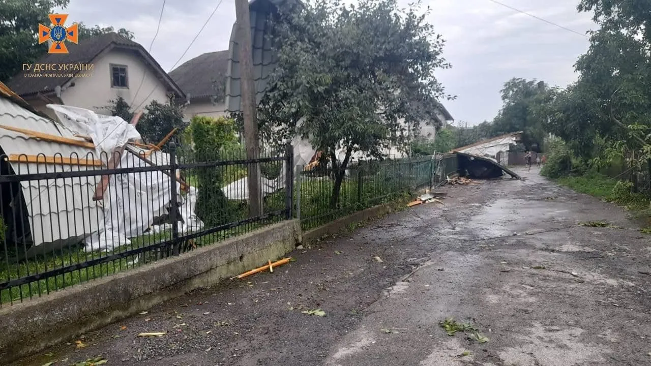 Негода накрила Прикарпаття: ураган зірвав дахи будинків та звалив дерева. Фото