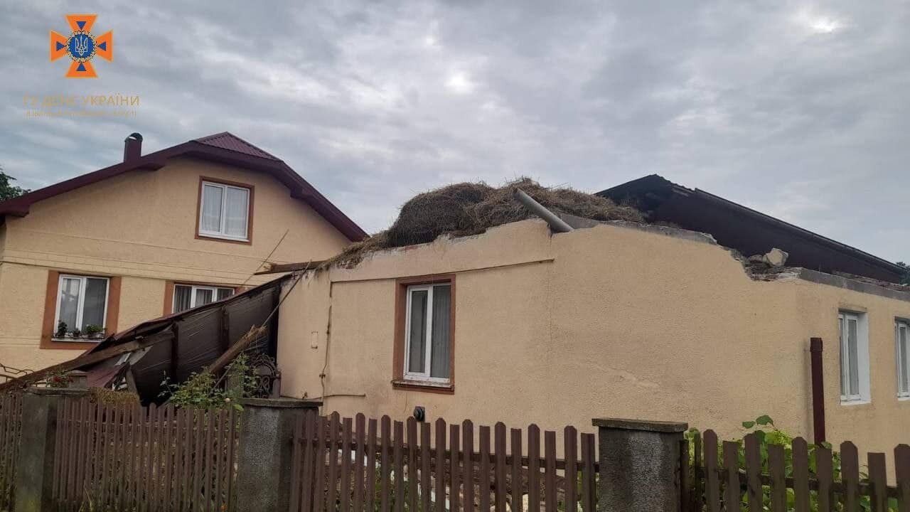 Негода накрила Прикарпаття: ураган зірвав дахи будинків та звалив дерева. Фото