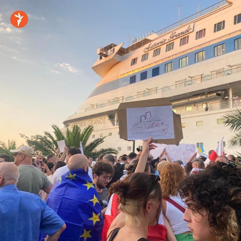 Русский корабль, иди нах#й!: у грузинському Батумі протестували через прибуття круїзного лайнера з російськими туристами 08