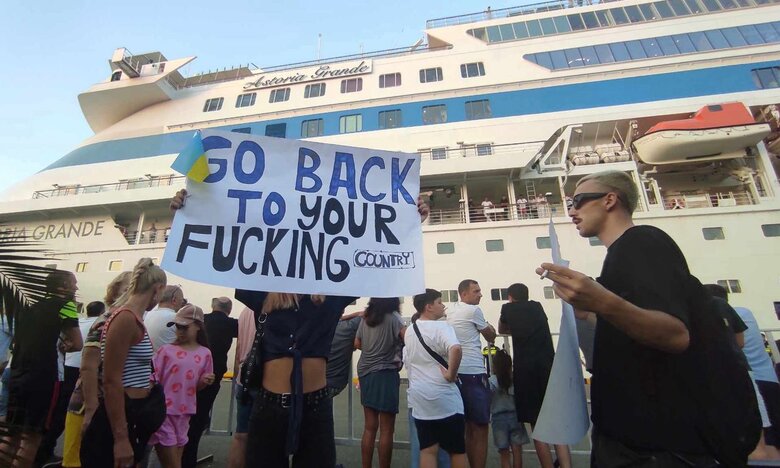 Русский корабль, иди нах#й!: у грузинському Батумі протестували через прибуття круїзного лайнера з російськими туристами 01