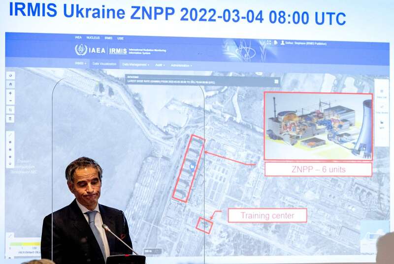 Генеральный директор МАГАТЭ Рафаэль Гросси перед картой Запорожской АЭС информирует прессу о ситуации на украинских атомных электростанциях в штаб-квартире МАГАТЭ в Вене, 4 марта 2022 года. Фото: JOE KLAMAR/AFP via Getty Images