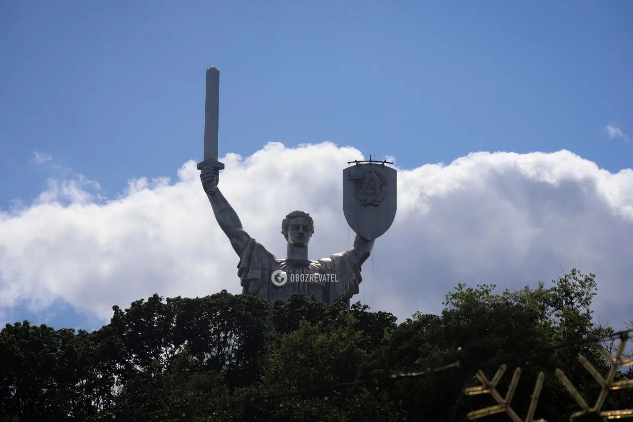 В Киеве начали демонтаж советского герба из щита  dqxikeidqxidqrant