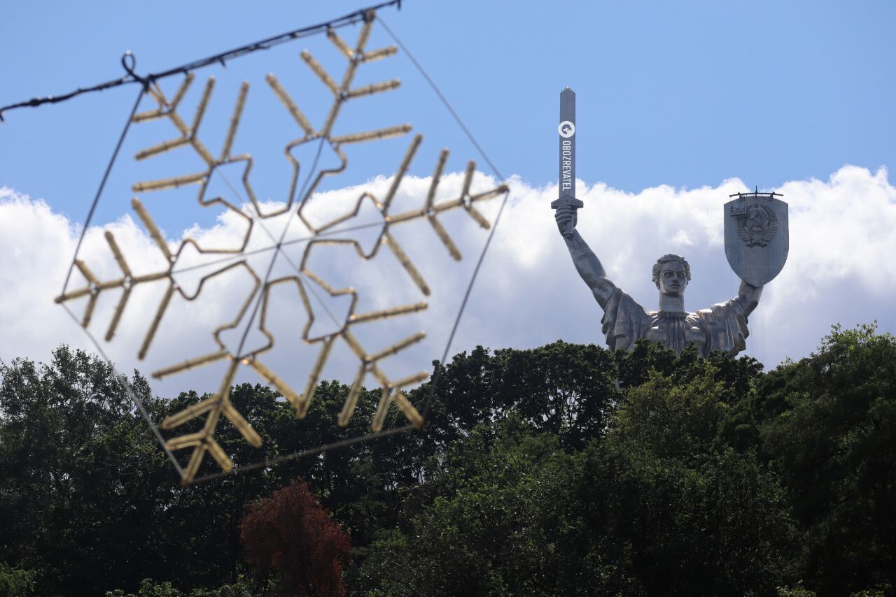 В Киеве начали демонтаж советского герба из щита