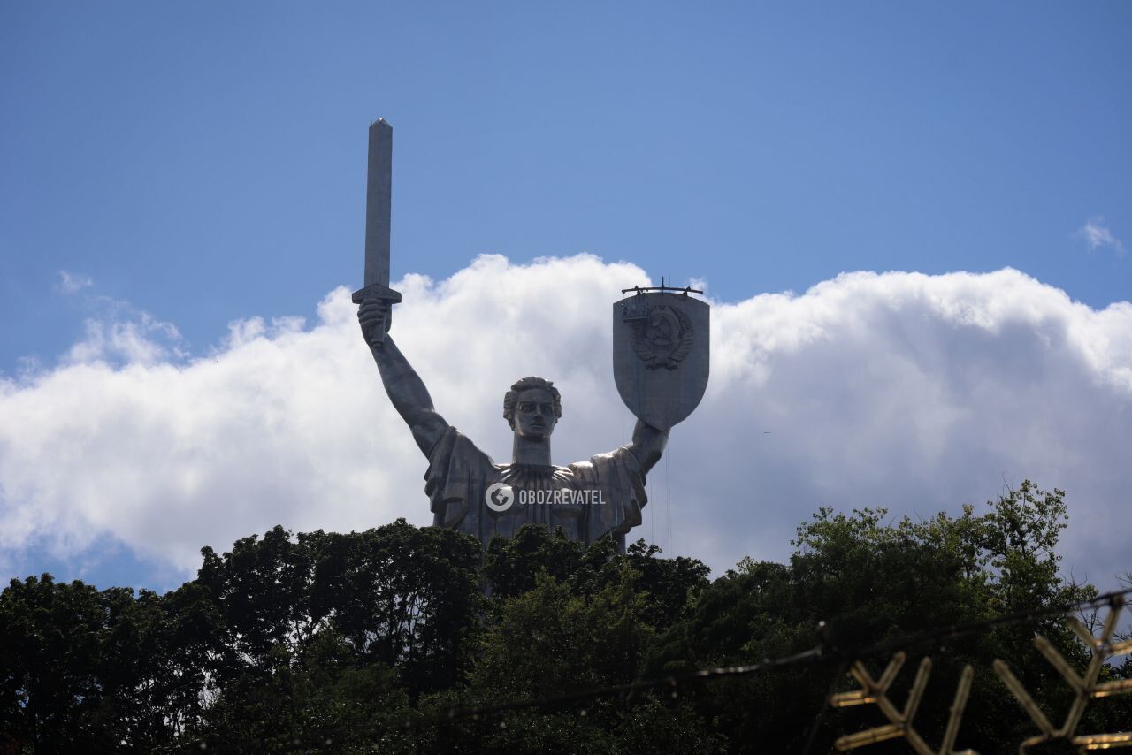 У Києві розпочали демонтаж радянського герба зі щита  dqxikeidqxidqrant