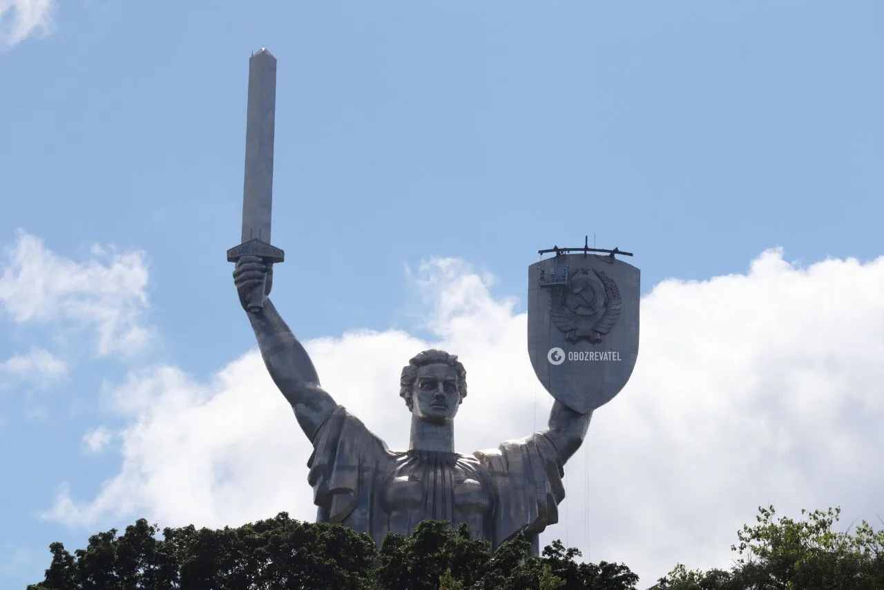 У Києві розпочали демонтаж радянського герба зі щита