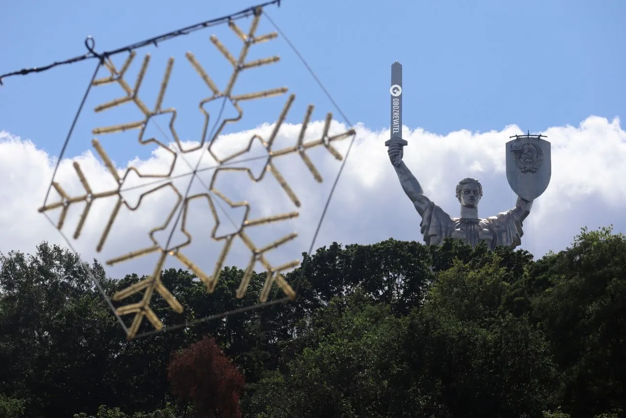 У Києві розпочали демонтаж радянського герба зі щита