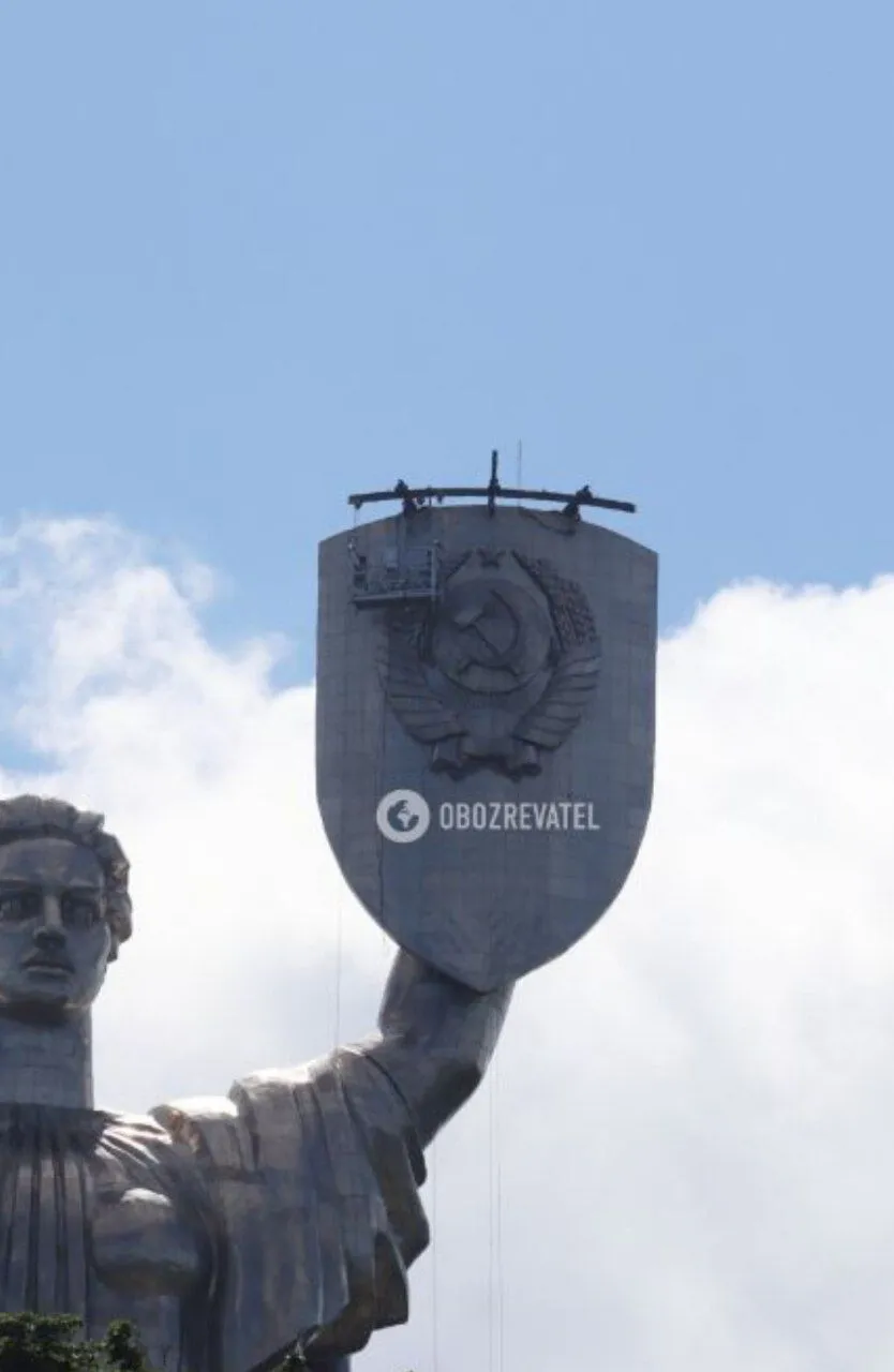 У Києві розпочали демонтаж радянського герба зі щита