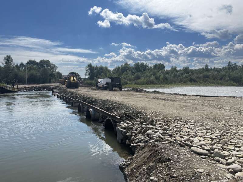 На Закарпатті відновили рух через річку Тересва, де напередодні обрушився міст. Фото dqxikeidqxidqeant