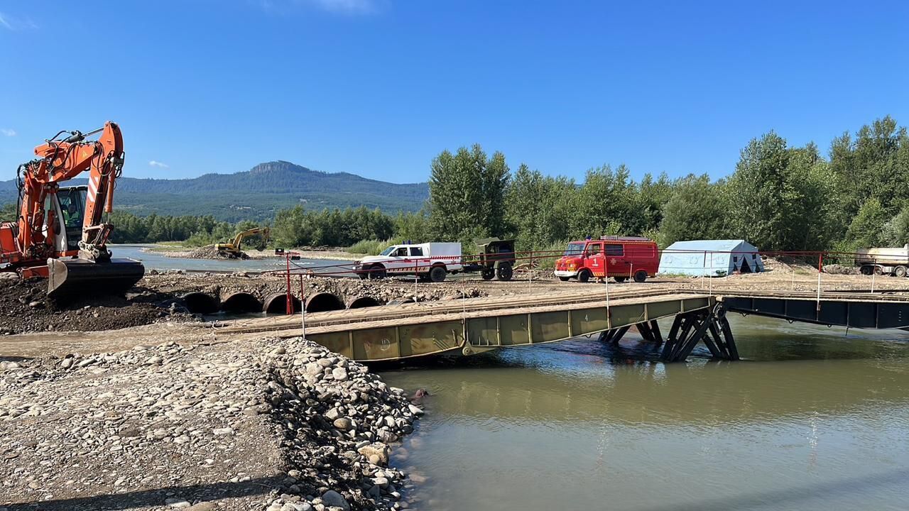На Закарпатті відновили рух через річку Тересва, де напередодні обрушився міст. Фото