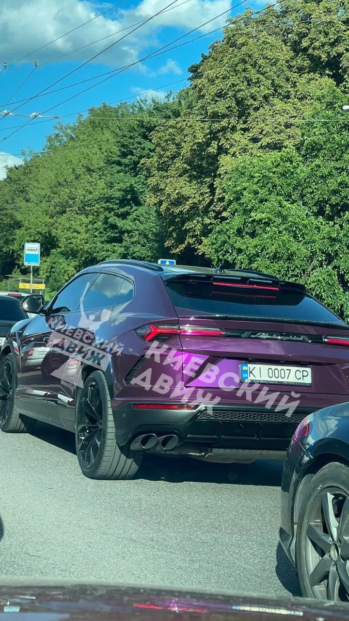     Lamborghini Urus:     .    dqxikeidqxixqant