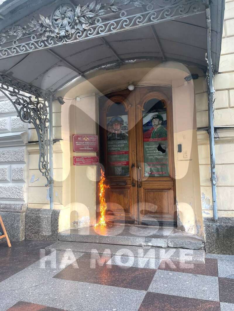 В Петербурге мужчина протаранил ворота военкомата и поджег его. Видео