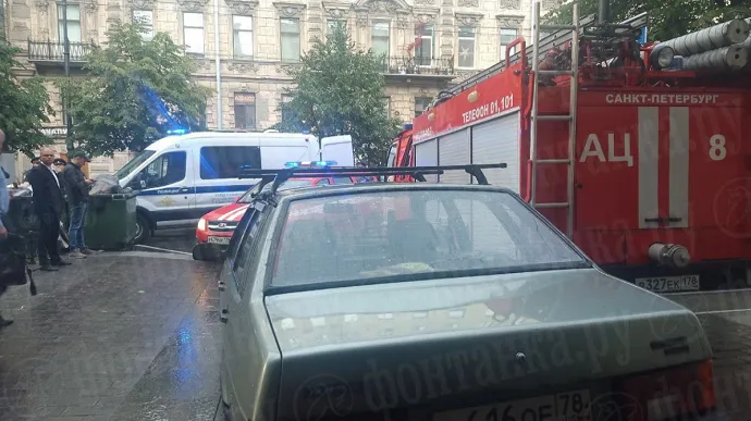 В Петербурге мужчина протаранил ворота военкомата и поджег его. Видео