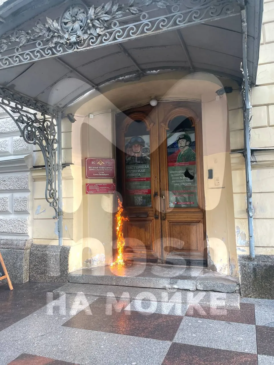 У Петербурзі чоловік протаранив ворота військкомату та підпалив його. Відео