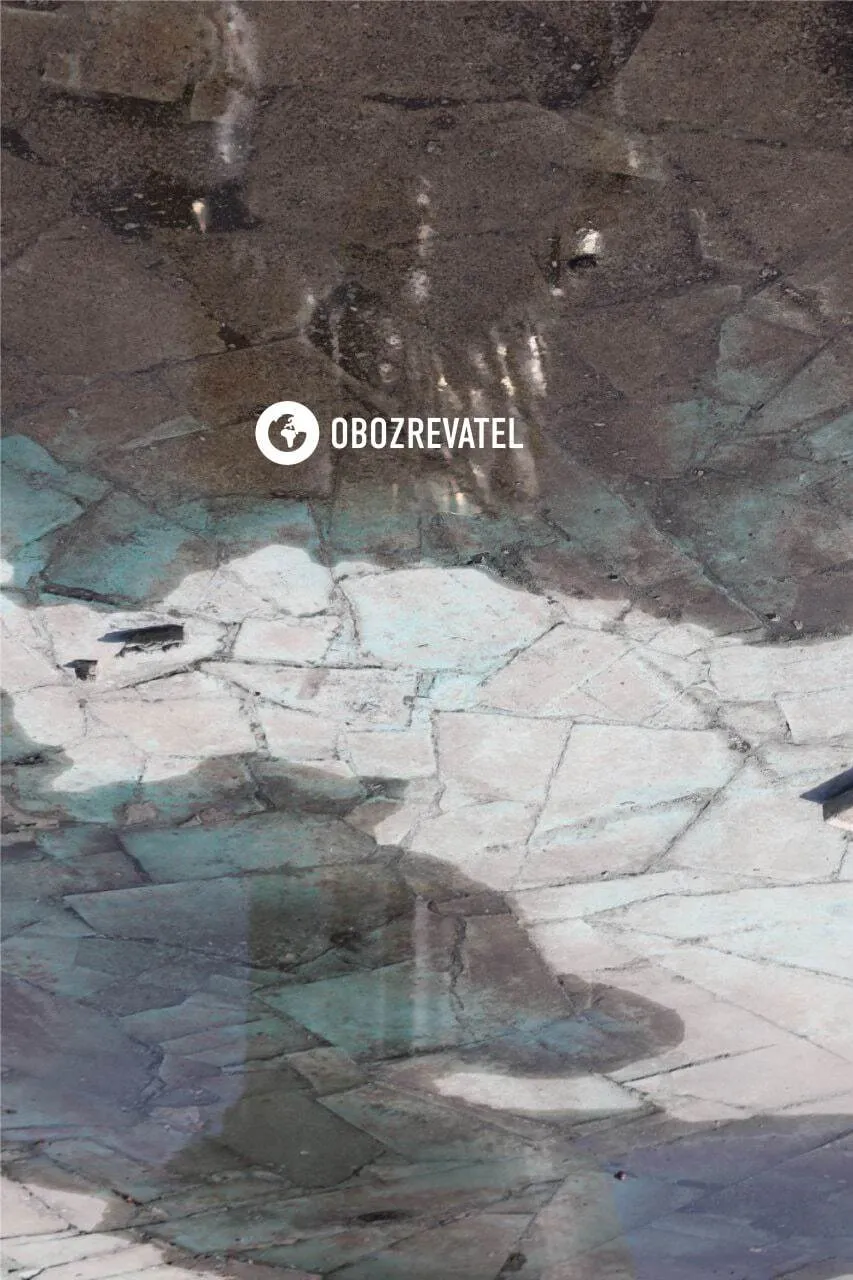 Залишився серп і молот: продовжується демонтаж радянської символіки з монумента