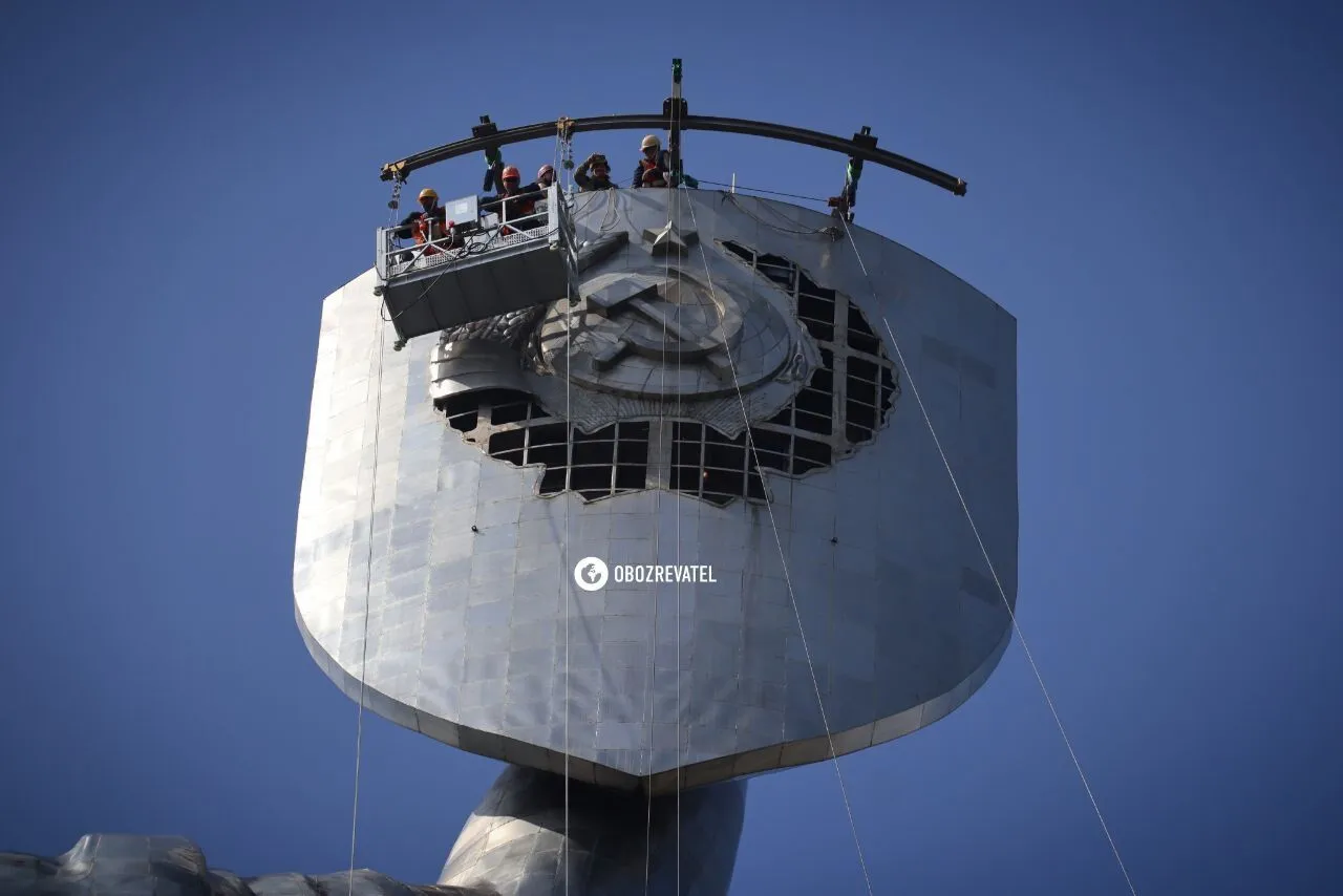 Залишився серп і молот: продовжується демонтаж радянської символіки з монумента