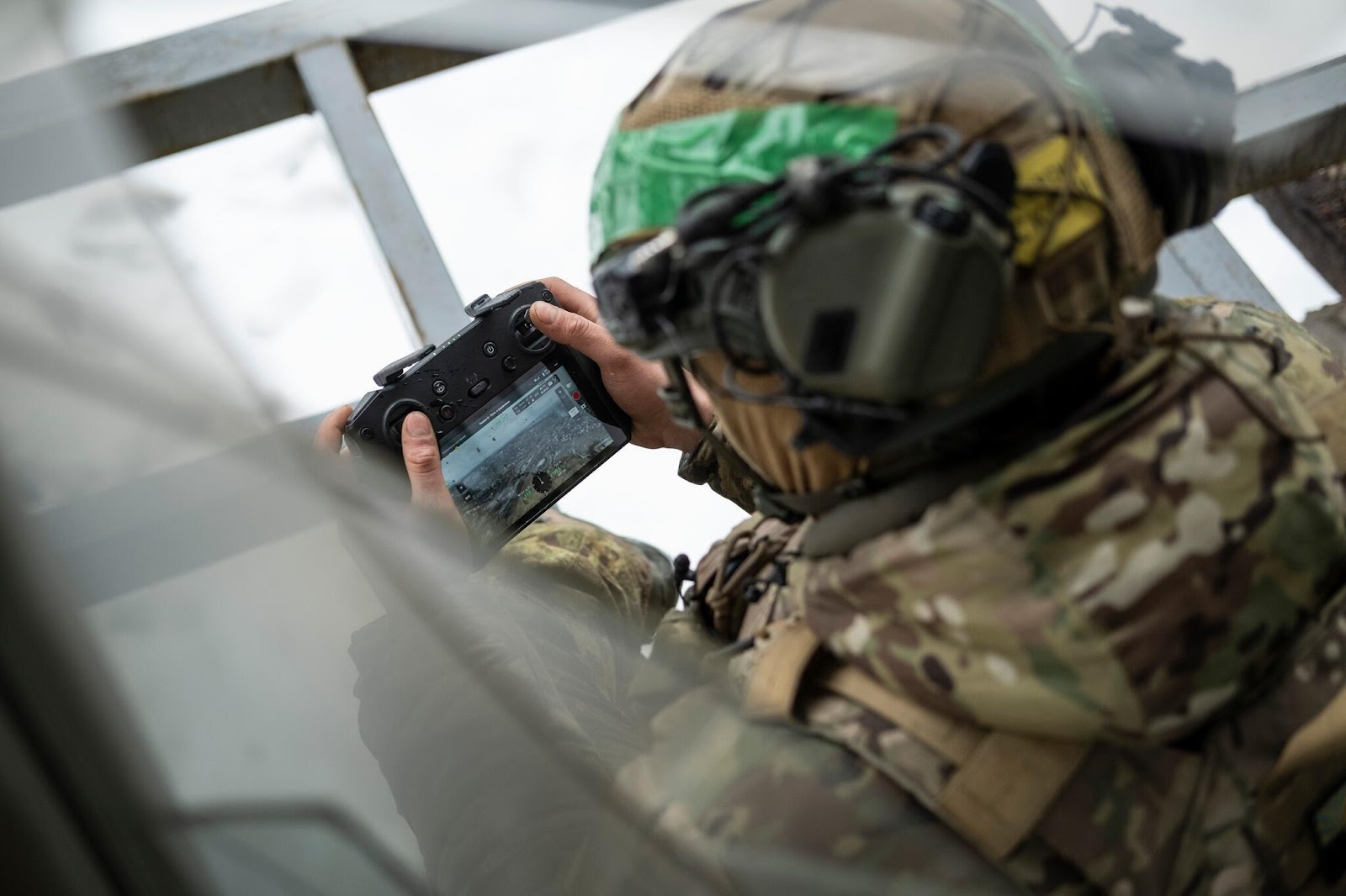 Военнослужащий 93 бригады управляет дроном. 17 марта, 2023 года