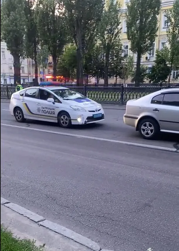 В Киеве произошло необычное ДТП с участием трех легковушек. Видео dqxikeidqxidqeant