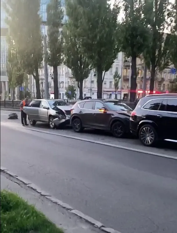У Києві сталась незвична ДТП за участі трьох легковиків. Відео