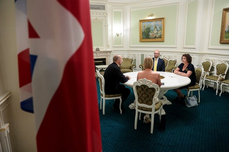 Шмигаль и посол Британии Симмонс обсудили усиление сотрудничества между Киевом и Лондоном 01 Шмигаль та посол Британії Сіммонс обговорили посилення співпраці між Києвом та Лондоном 01 dqxikeidqxidqrant