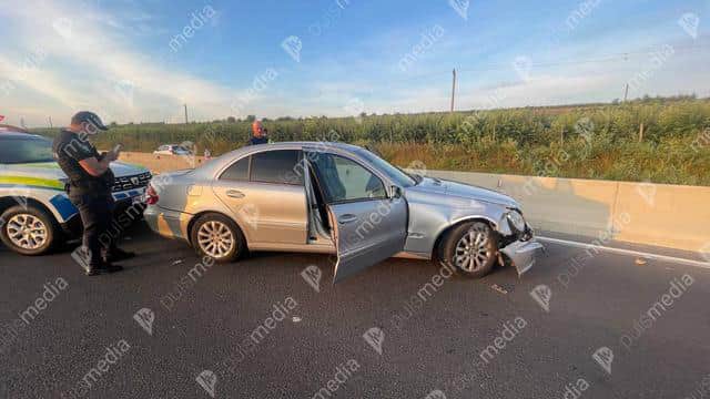 У Молдові Mercedes врізався у ворота посольства Росії і втікав від поліції | Європейська правда