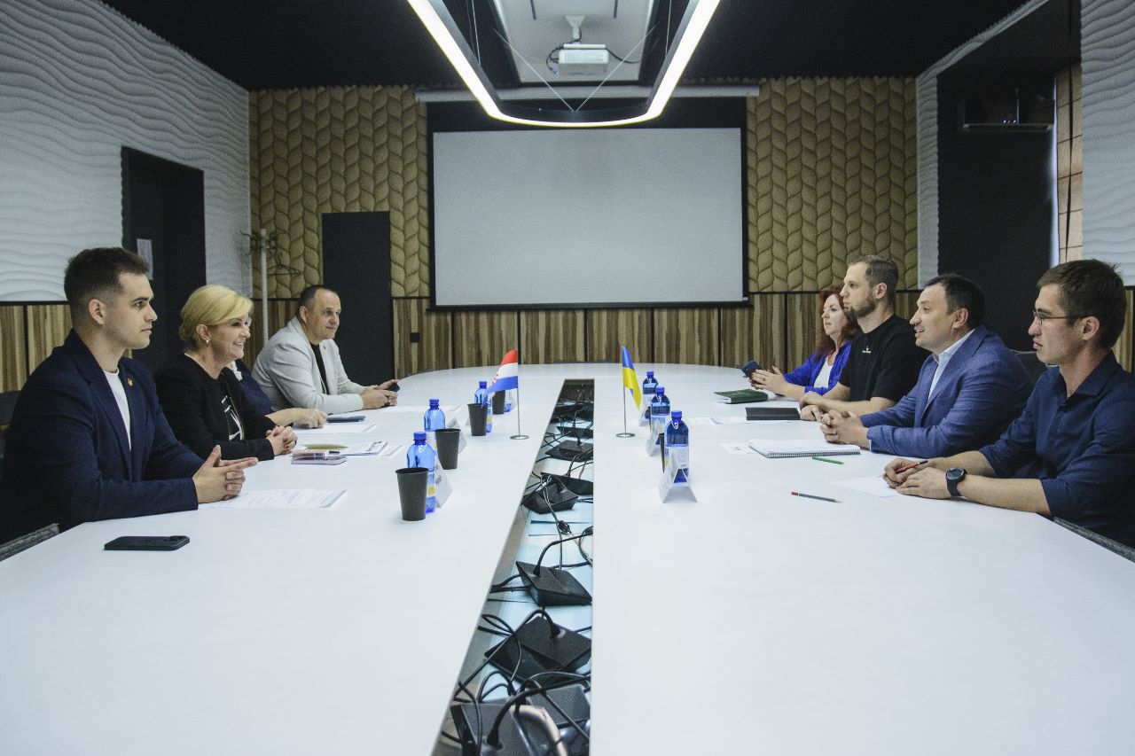 Україна та Хорватія обговорюють маршрути до портів для вивезення зерна 01 Україна та Хорватія обговорюють маршрути до портів для вивезення зерна 01 dqxikeidqxidqeant