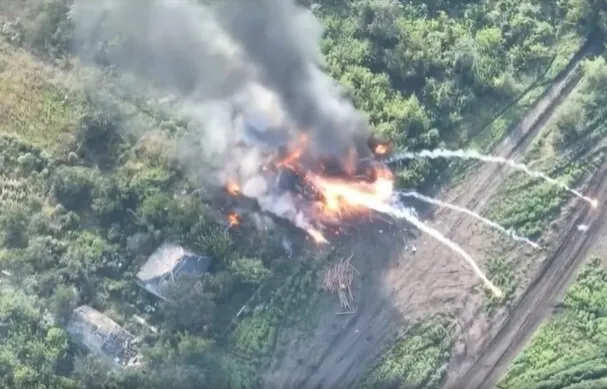 Украинские спецназовцы ударили по вражескому составу с боекомплектом. Взрывное видео dqxikeidqxidqeant