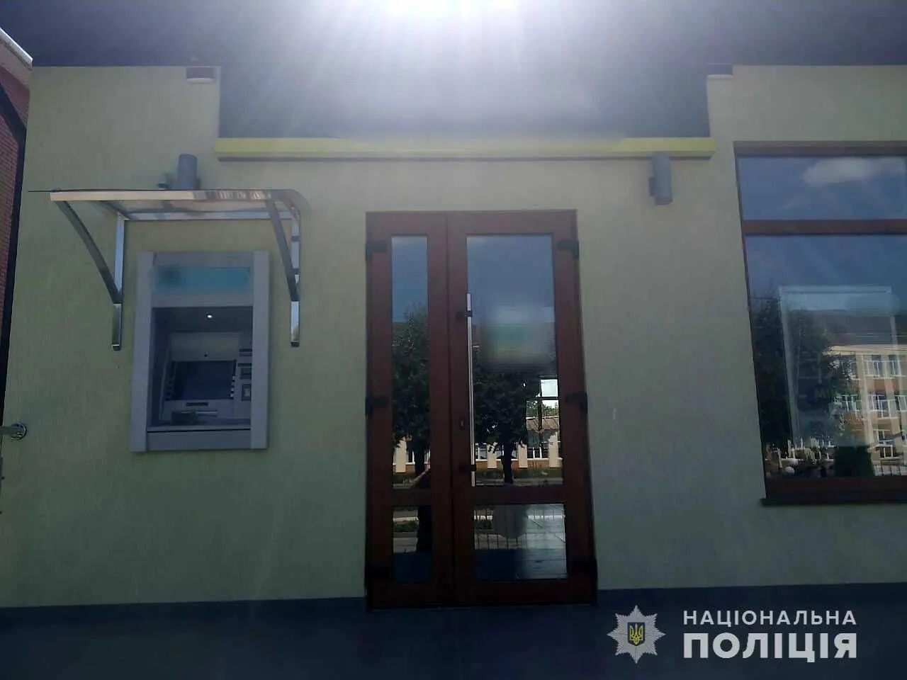 Облив бензином касирку та спробував підпалити банк: на Вінниччині поліцейські затримали зловмисника. Фото і відео