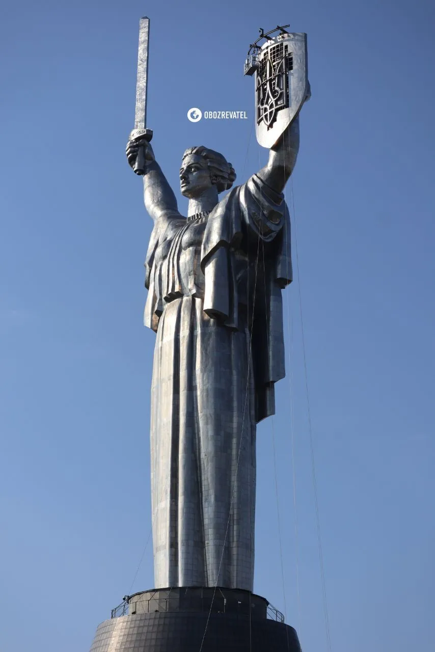 У Києві встановили український герб на щиті