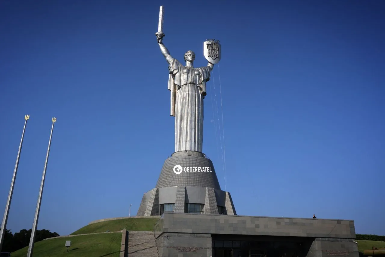 У Києві встановили український герб на щиті