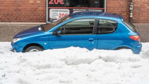 В Германии выпало до 30 см града: пришлось задействовать снегоуборочную технику. Фото и видео dqxikeidqxidtant