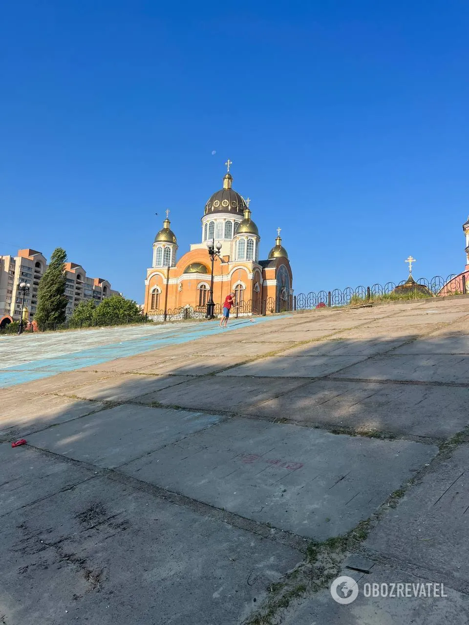 В Киеве на Оболони активисты восстановили самый большой в Украине крымскотатарский флаг. Фото dqxikeidqxidqeant