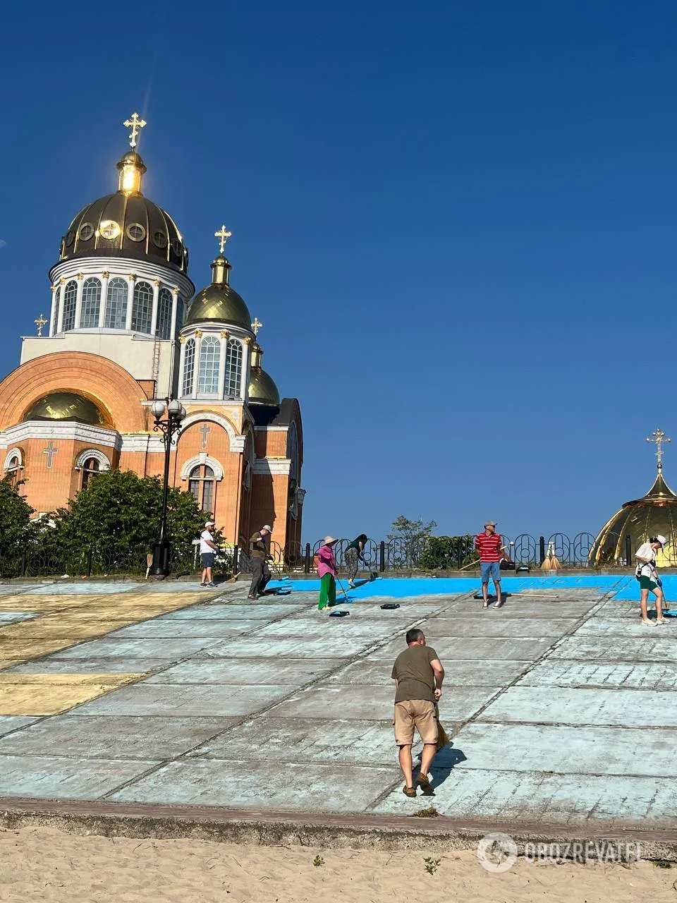 У Києві на Оболоні активісти поновили найбільший в Україні кримськотатарський прапор. Фото