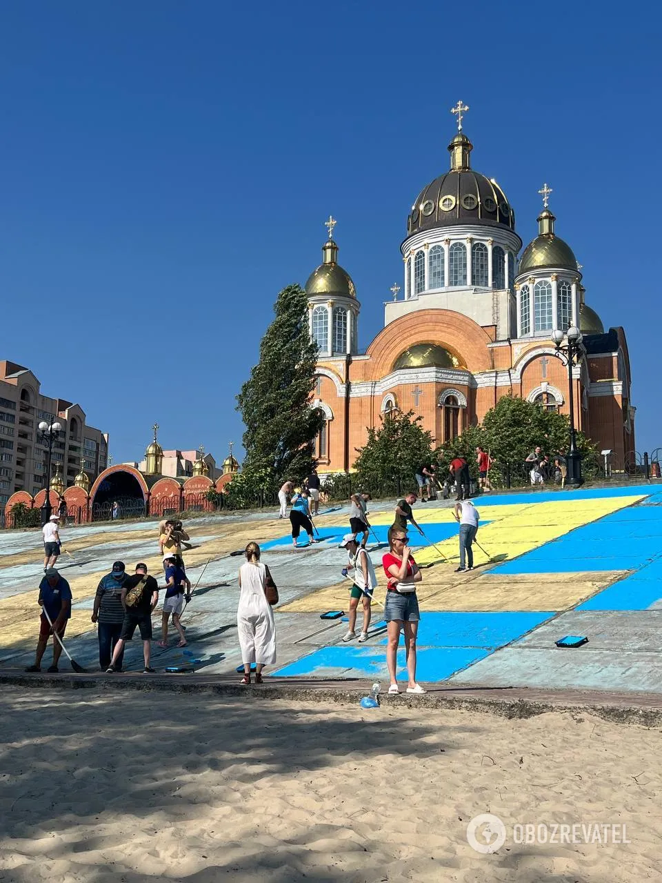 У Києві на Оболоні активісти поновили найбільший в Україні кримськотатарський прапор. Фото