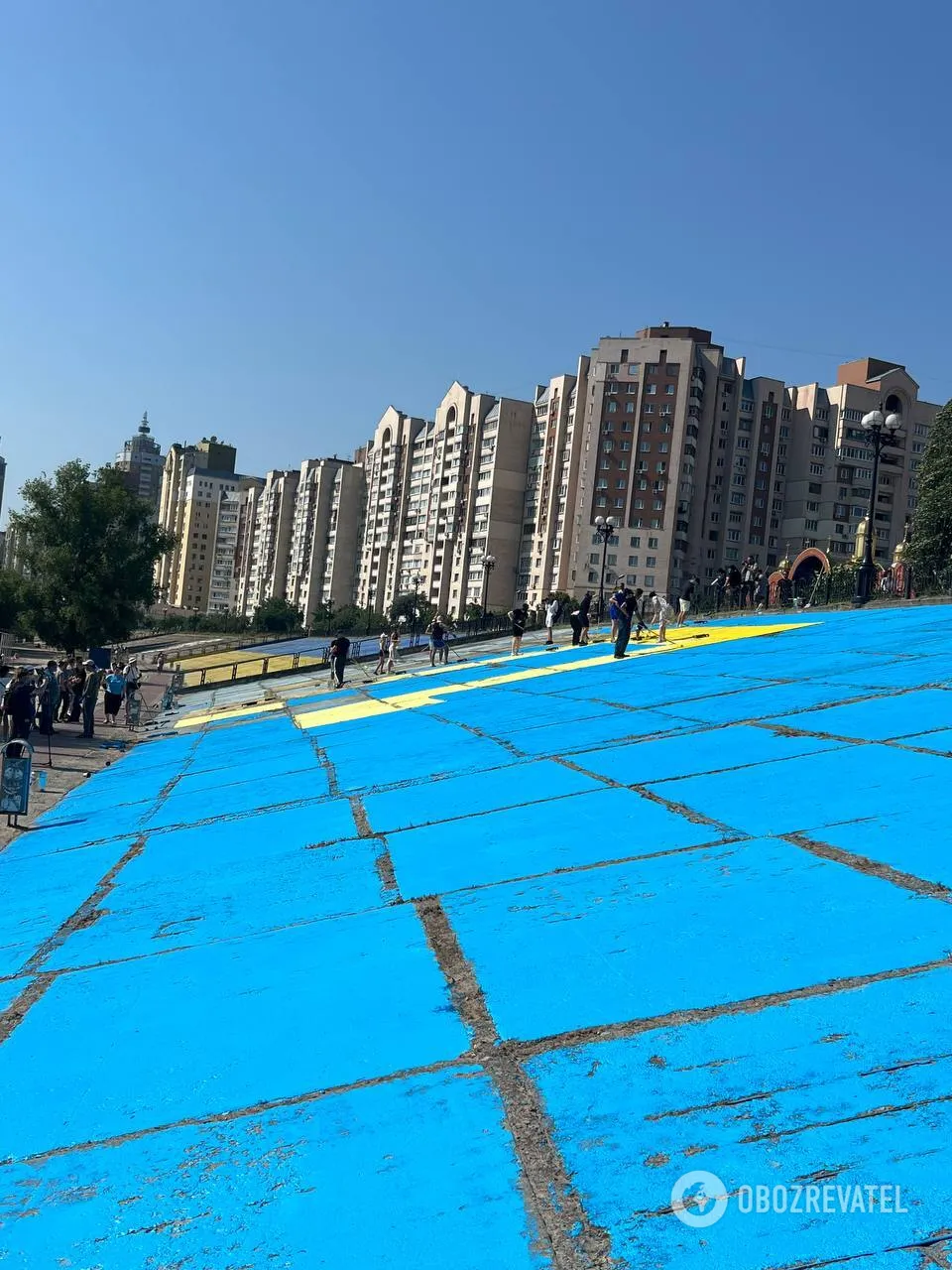 У Києві на Оболоні активісти поновили найбільший в Україні кримськотатарський прапор. Фото