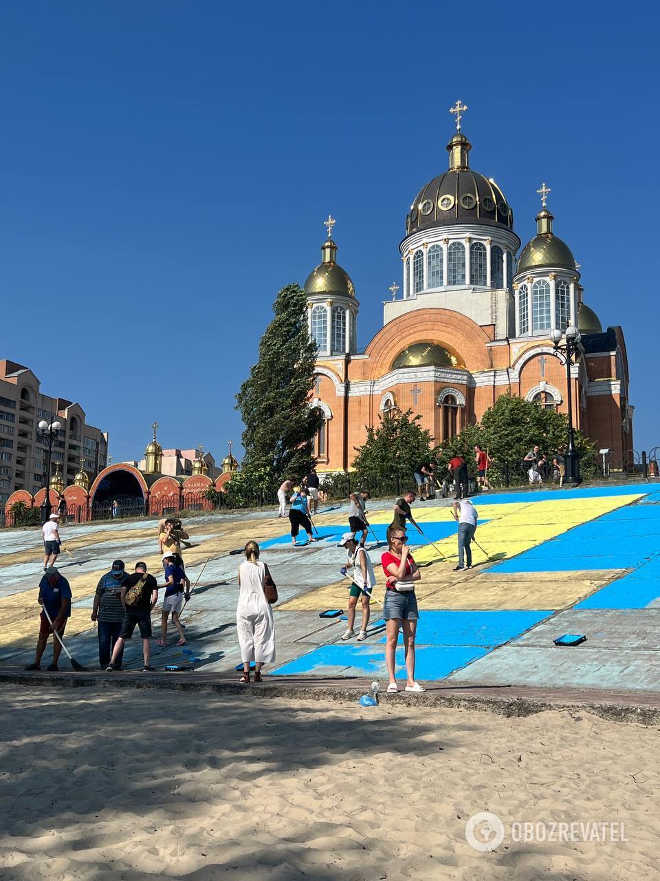 В Киеве на Оболони активисты восстановили самый большой в Украине крымскотатарский флаг. Фото