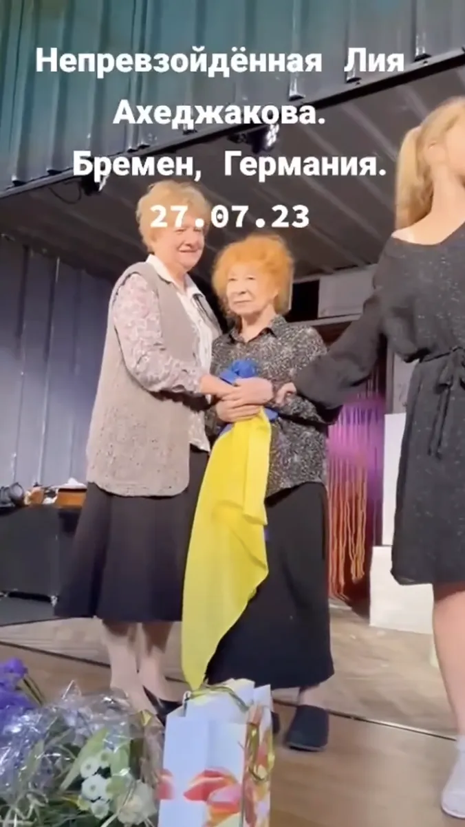 Лія Ахеджакова вийшла на сцену з прапором України: в Росії влаштували істерику dqxikeidqxidqrant