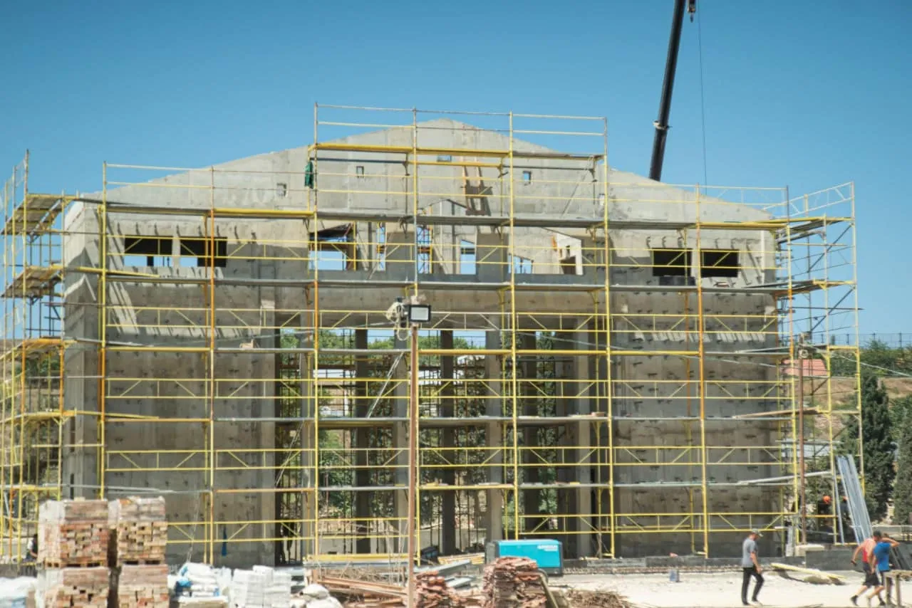 Окупанти зводять амфітеатр у псевдоісторичному стилі у заповіднику dqxikeidqxidqeant