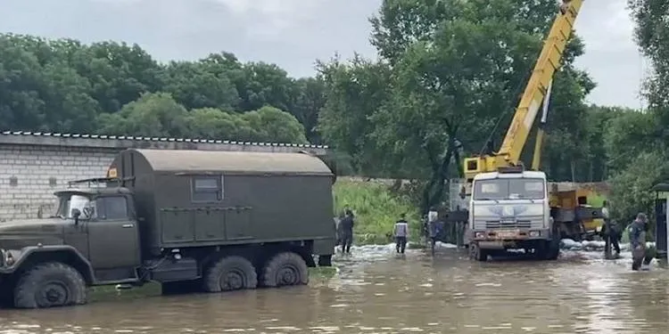 Корма? В России прорвало дамбу – и населённый пункт затопило по третий этаж. Фото и видео