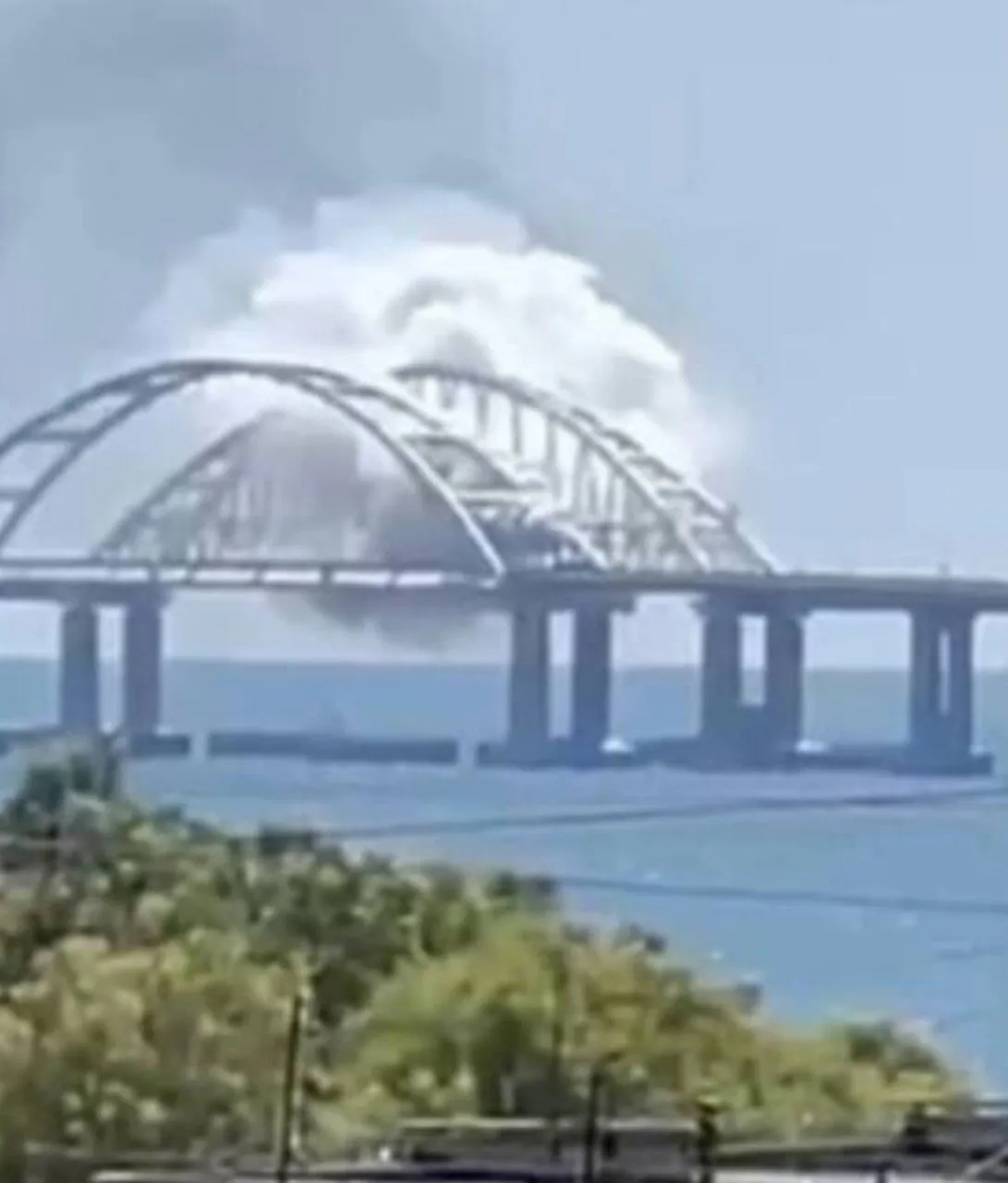 Дым у Крымского моста испугал туристов на пляже. Видео dqxikeidqxidqeant