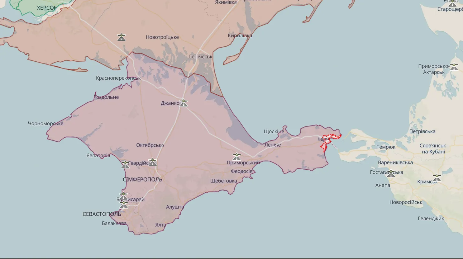 Дым у Крымского моста испугал туристов на пляже. Видео