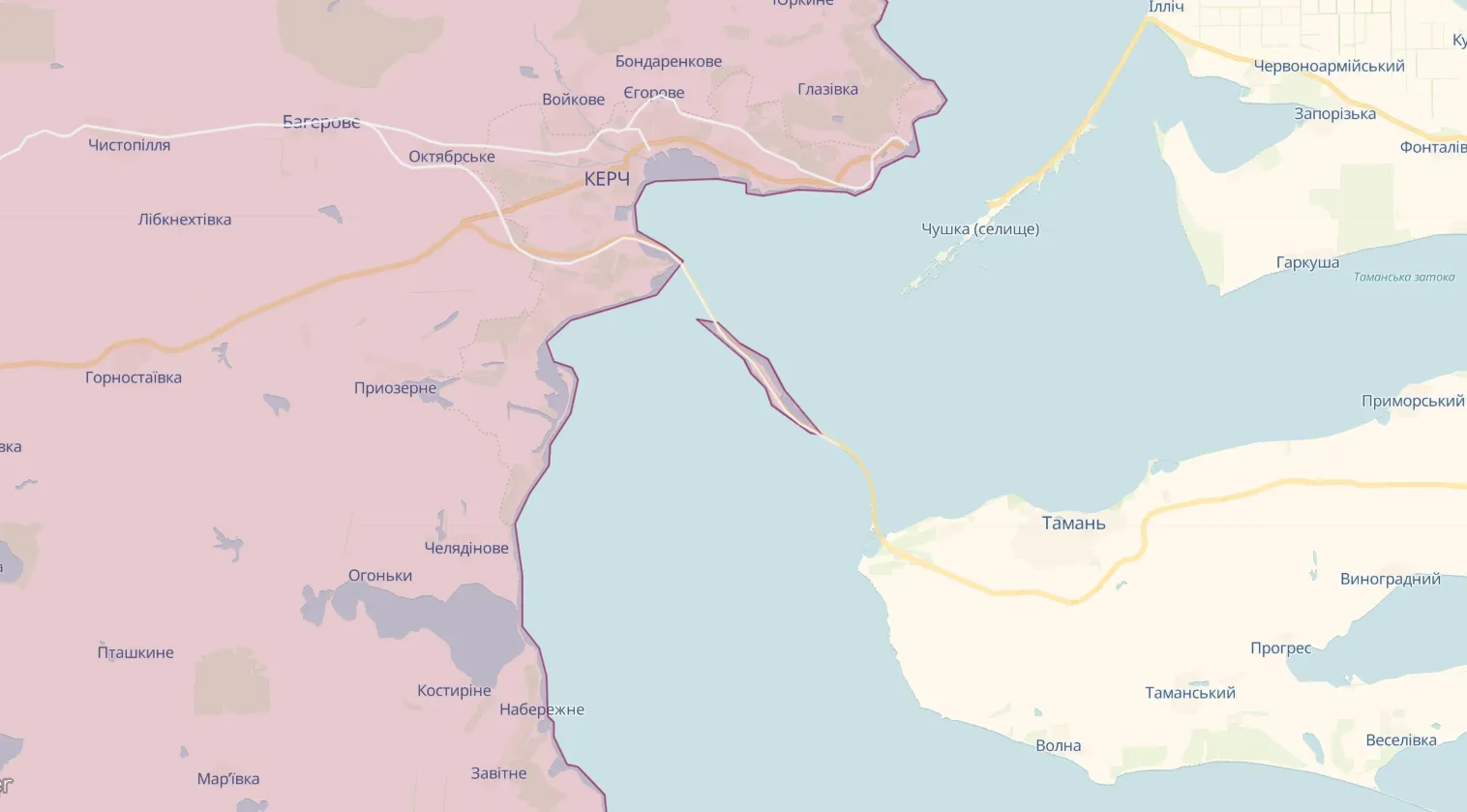 Дим біля Кримського мосту налякав туристів на пляжі. Відео