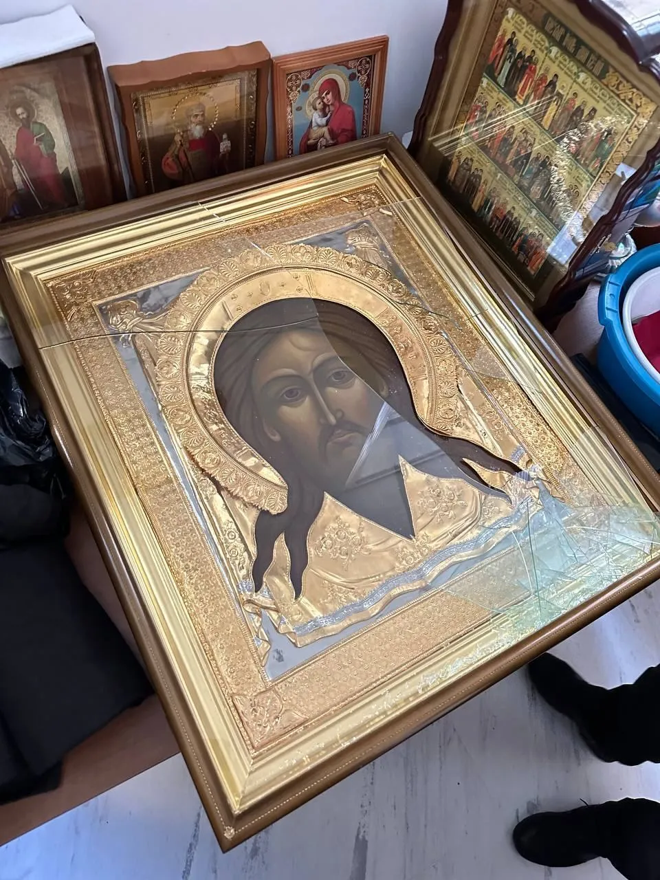 В Киево-Печерской лавре мужчина камнем разбил стекла на иконе. Фото dqxikeidqxidqeant