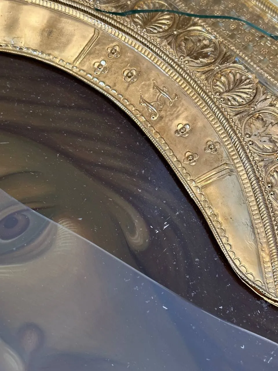 В Киево-Печерской лавре мужчина камнем разбил стекла на иконе. Фото