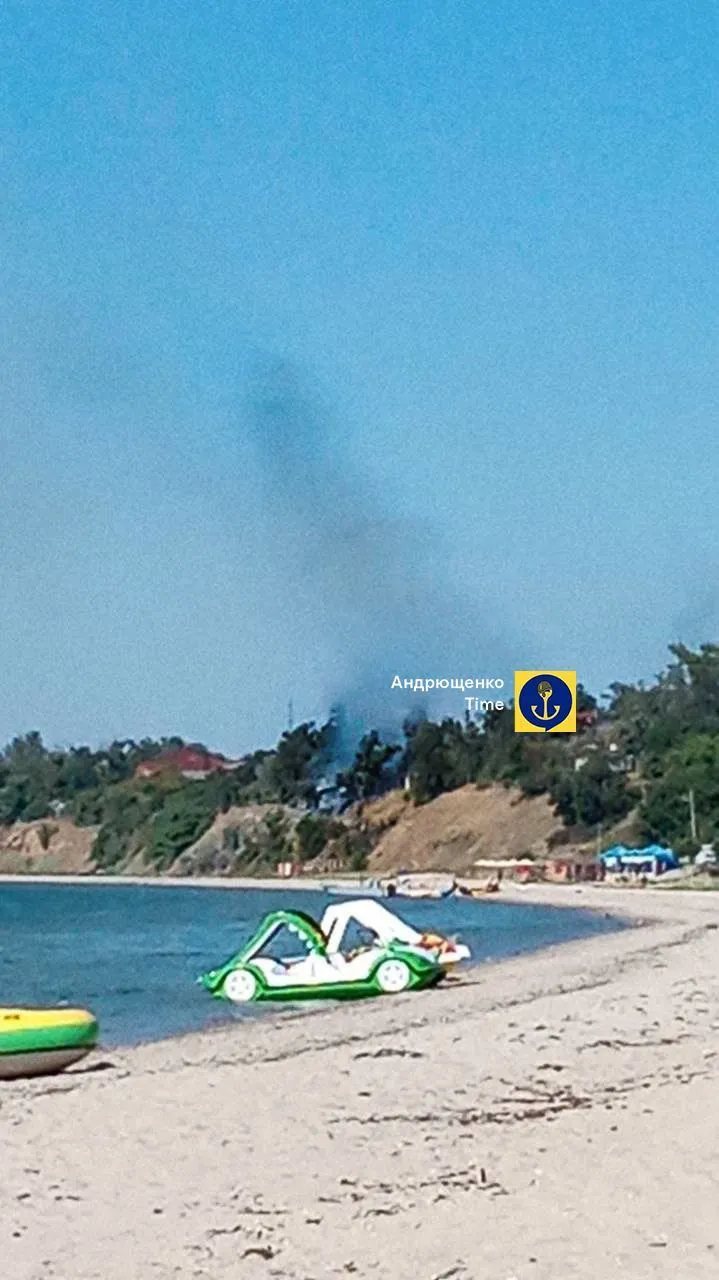 Під окупованим Маріуполем прогриміли вибухи, піднявся дим: є приліт у табір загарбників. Фото dqxikeidqxidqeant