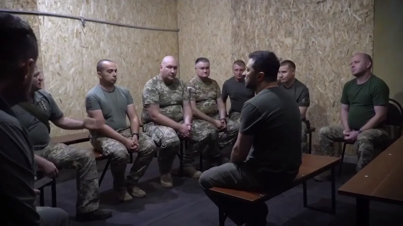 Президент із військовослужбовцями 57-ї ОМПБр