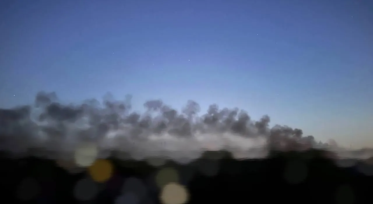 Окупанти завдали удару по підприємству в Дніпрі, спалахнула пожежа: є постраждалий. Фото dqxikeidqxidqeant