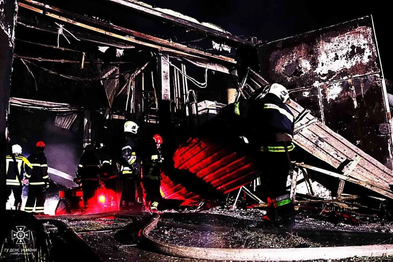 На Київщині сталась масштабна пожежа на складі шин: для гасіння задіяли роботів. Фото і відео