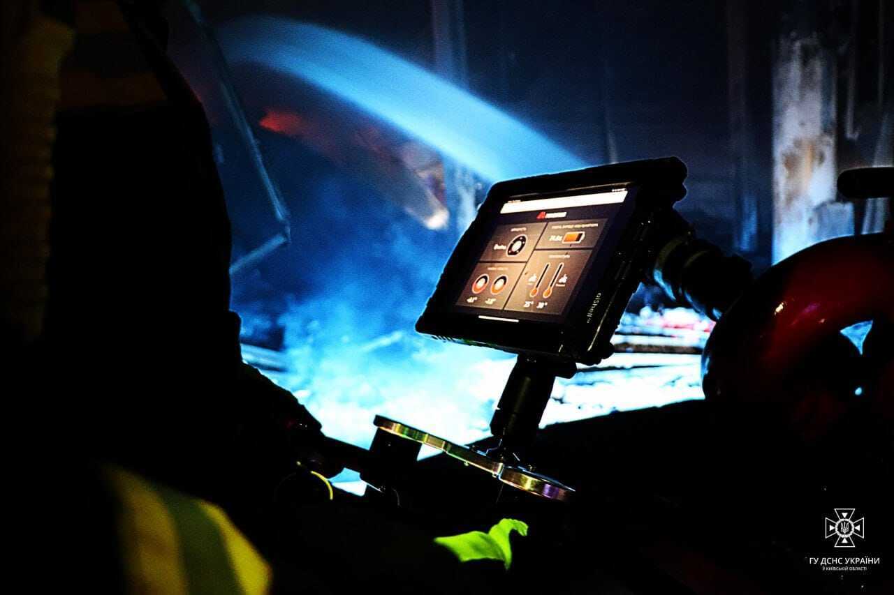 На Київщині сталась масштабна пожежа на складі шин: для гасіння задіяли роботів. Фото і відео