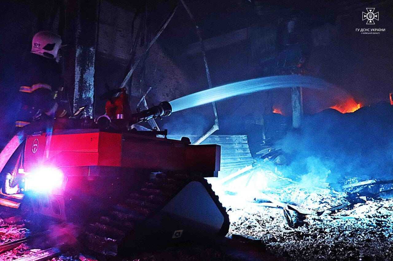 На Київщині сталась масштабна пожежа на складі шин: для гасіння задіяли роботів. Фото і відео dqxikeidqxidqeant