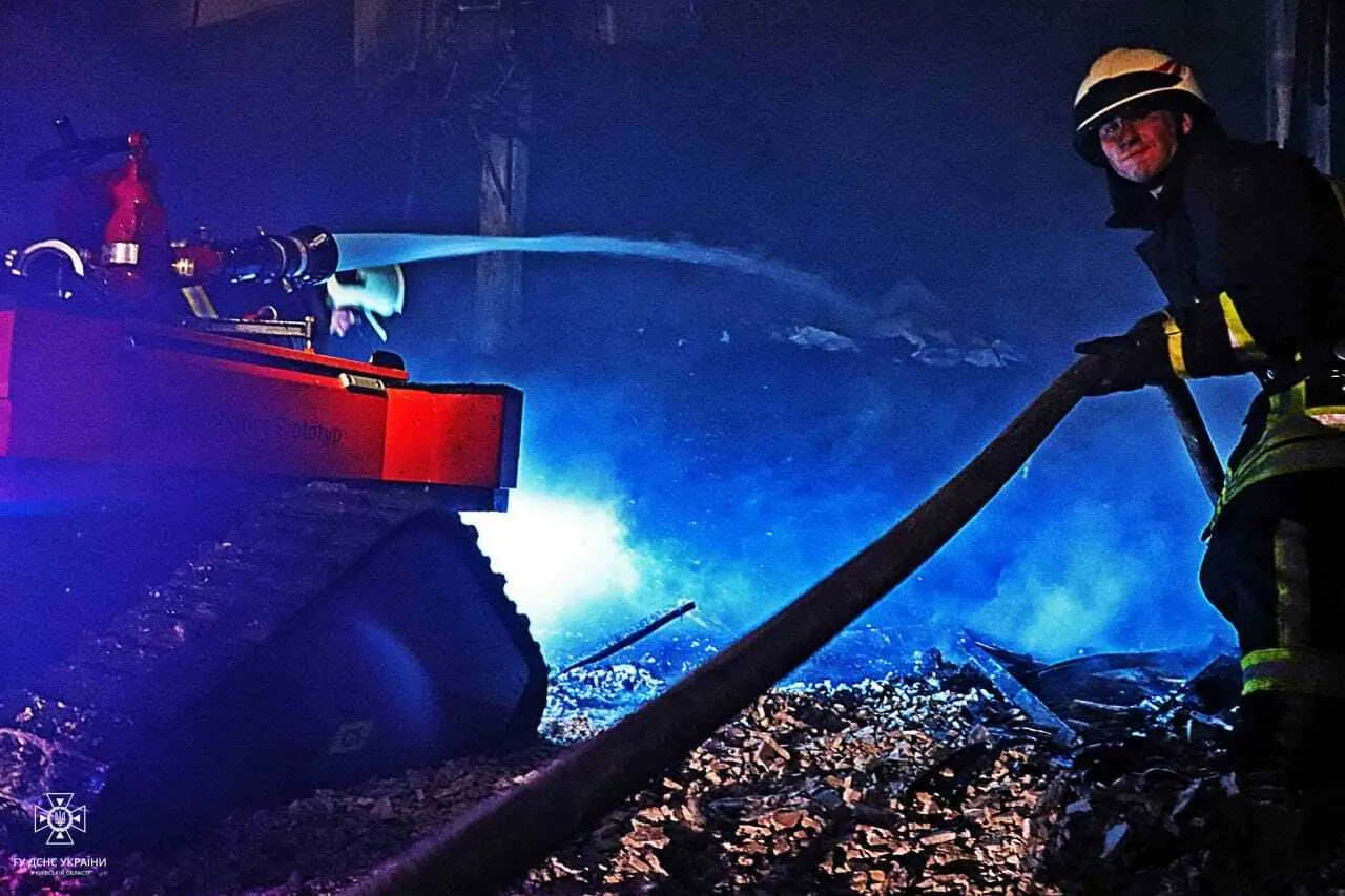 На Київщині сталась масштабна пожежа на складі шин: для гасіння задіяли роботів. Фото і відео